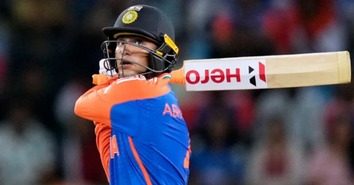 Syed Mushtaq Ali Trophy में 12 गेंदों में पचास लगाने के बाद शॉट खेलते हुए अभिषेक शर्मा