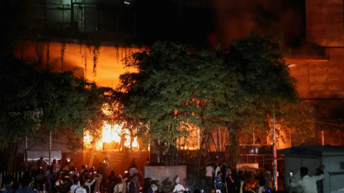 A group of people set fire to The Daily Star newspaper office building, following the death of Sharif Osman HadiMuhammad Yunus urges peace after Bangladesh political unrest