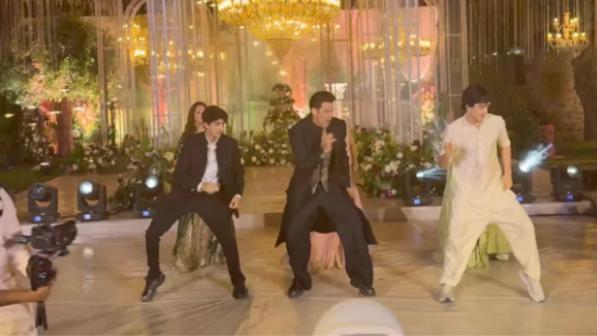 Hrithik Roshan danced with Hrehaan Roshan and Hridhaan Roshan.