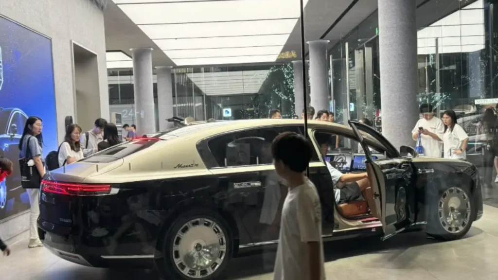 Huawei Maextro S800 sedan comes with automatic opening doors