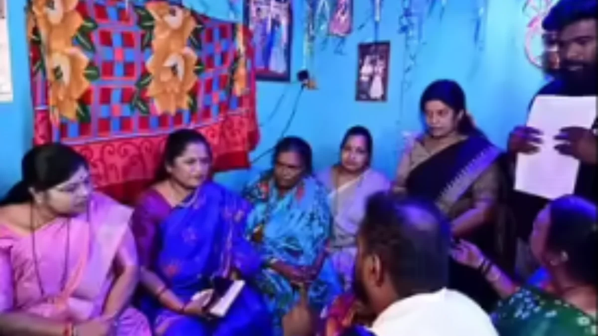 C Manjula (2nd from left) visited the house of BJP worker in Hubballi
