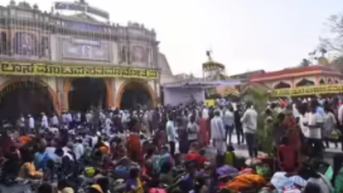 Devotees standing in long queues at Siddharoodha Math in Hubballi during Mahashivratri celebrations 2026