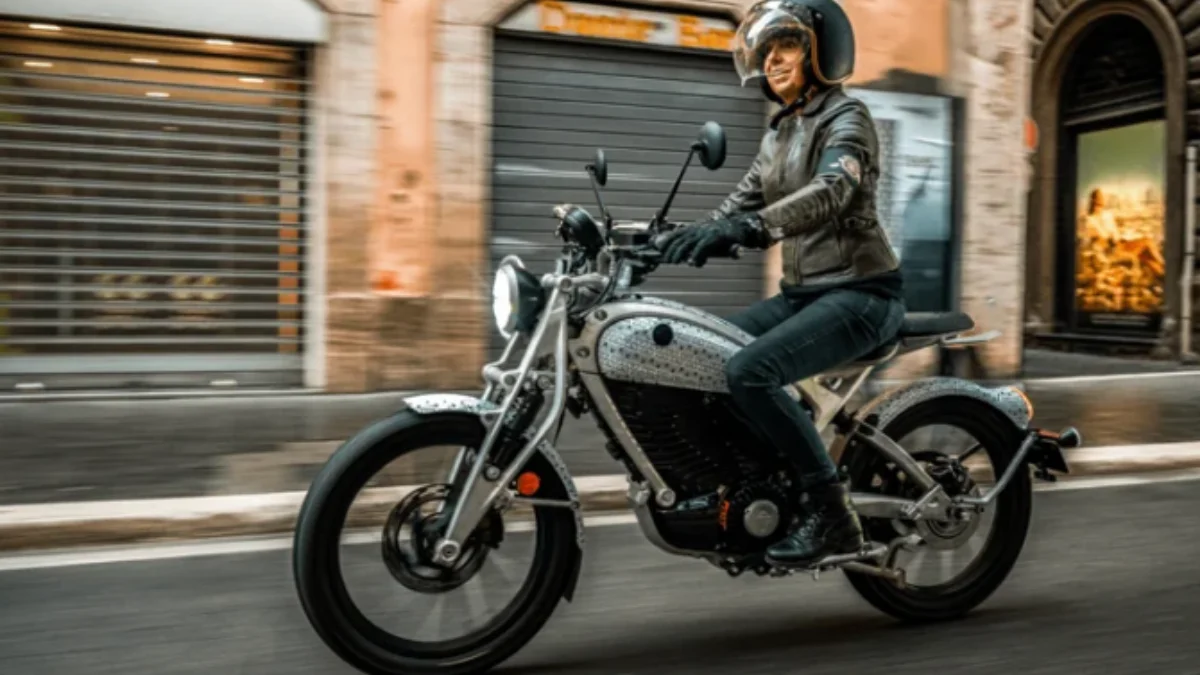 Royal Enfield Flying Flea C6 electric motorcycle spotted testing on European roads with retro design and modern EV styling