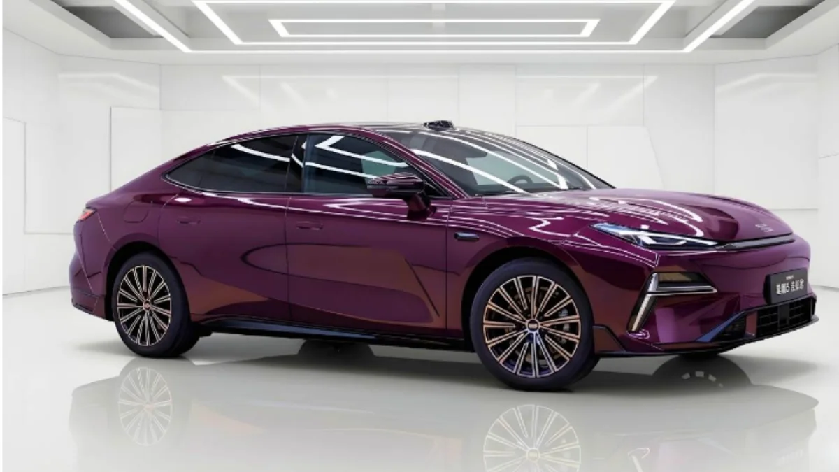 Geely Galaxy Starshine 8 hybrid sedan with sleek fastback design, LED headlights and modern luxury interior