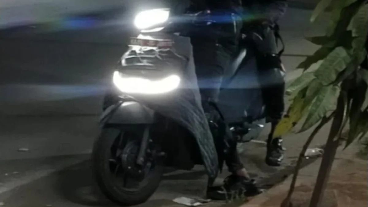 Ather EL01 electric scooter spotted testing on Indian roads with camouflaged body and modern design