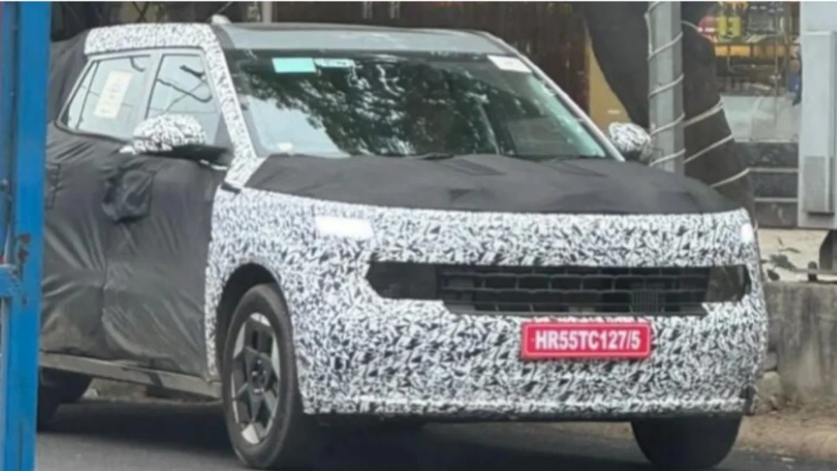 Next generation Kia Sonet spotted testing in India with camouflage and updated SUV design