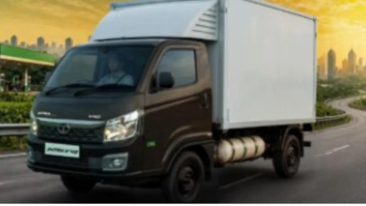 Tata Intra V40 CNG pickup truck with large cargo deck and 1525 kg payload capacity designed for commercial transportation in India