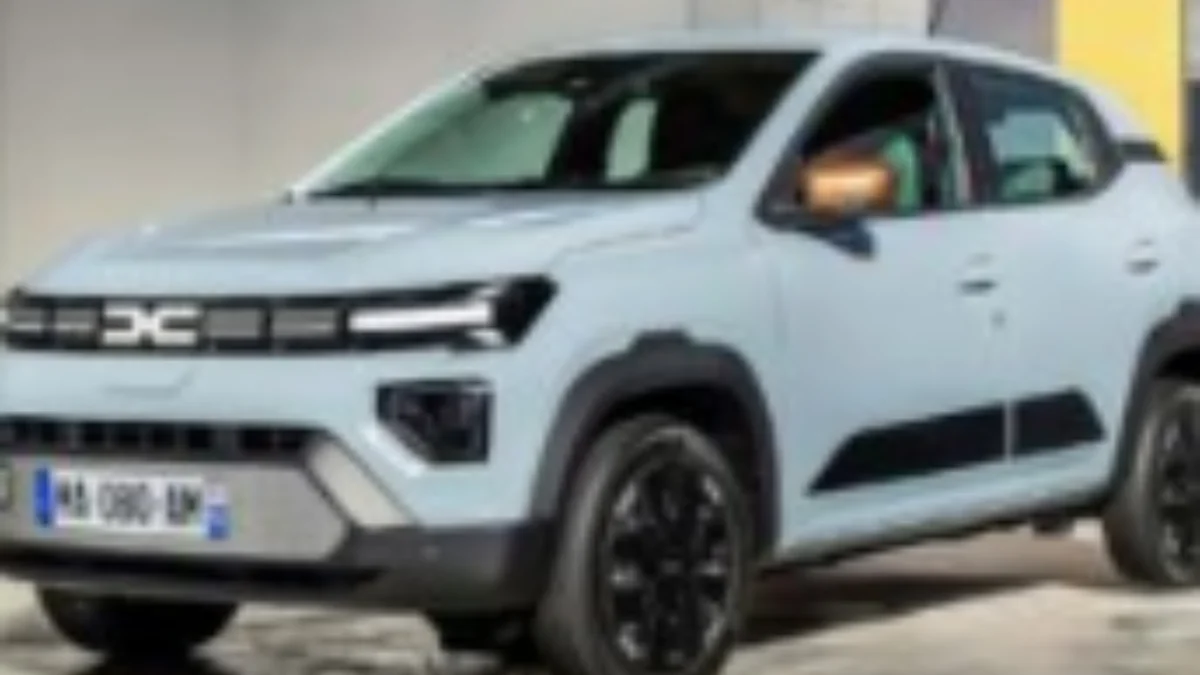 2026 Renault Kwid Facelift front three-quarter view with redesigned grille, LED DRLs, premium interior and updated styling