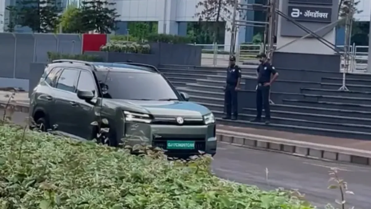 MG Hector Tomahawk EV 7 seater electric SUV spotted undisguised in Pune